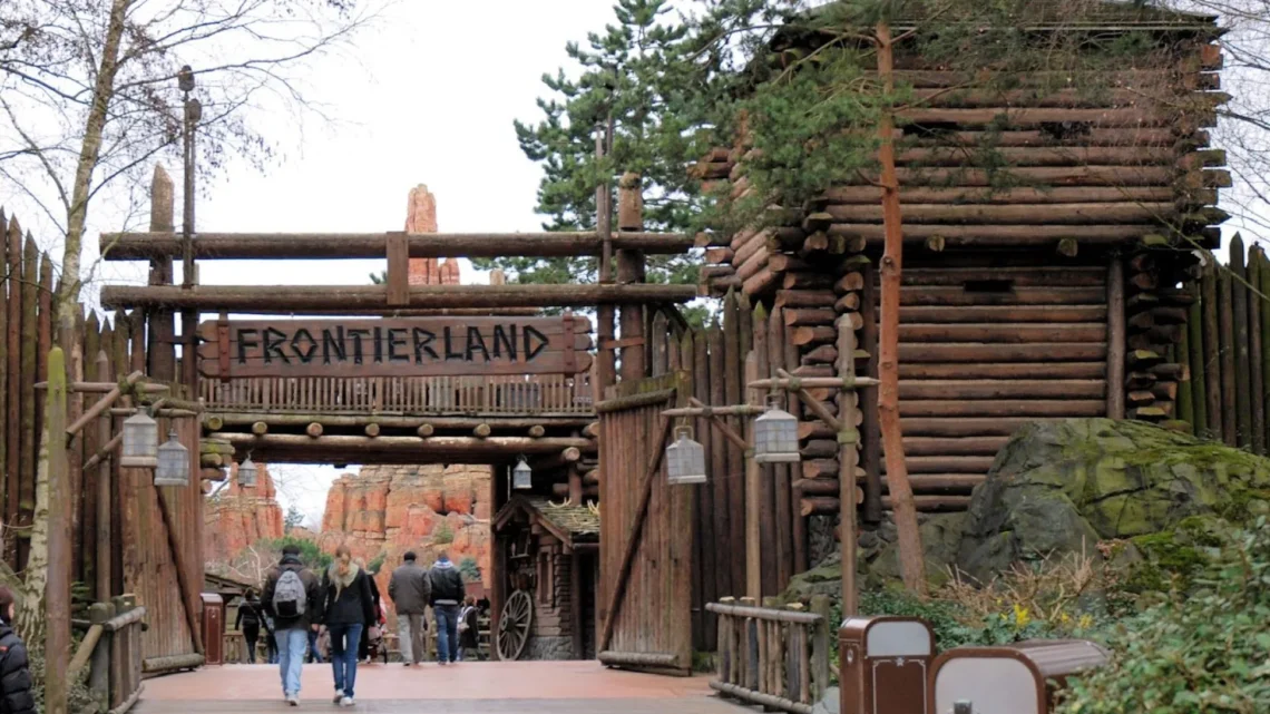 Диснейленд Париж Frontierland • Приграничная страна в Диснейленд Париж • Описание Приграничной страны (Frontierland) в парижском Диснейленде.