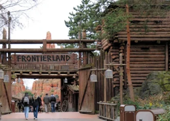 Диснейленд Париж Frontierland • Приграничная страна в Диснейленд Париж • Описание Приграничной страны (Frontierland) в парижском Диснейленде.
