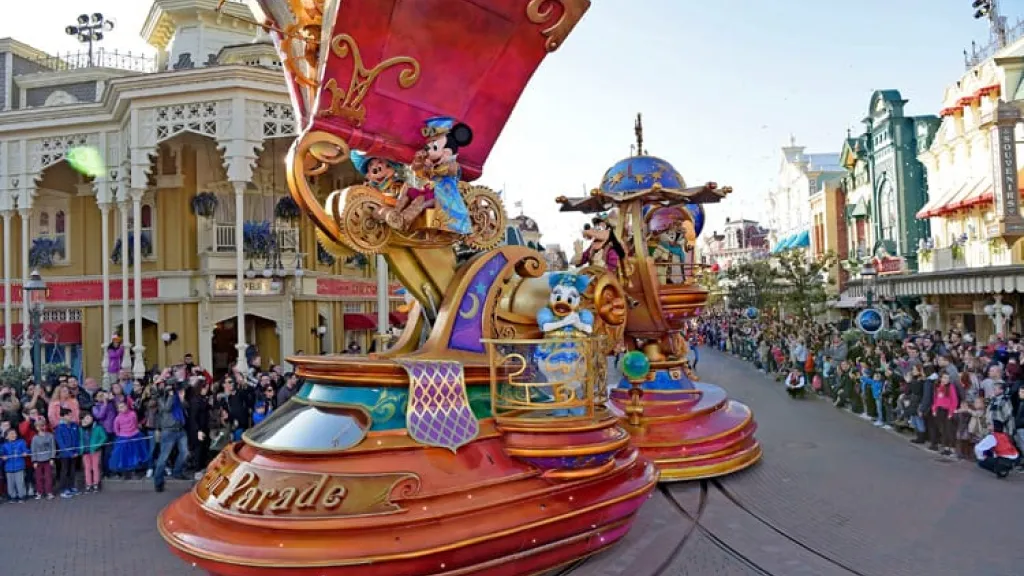 Платформа №1 - Микки и его друзья Диснейленд Париж парад Disney Stars on Parade Платформа №1 - Микки и его друзья