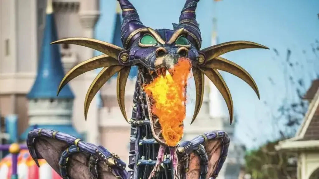 Платформа №6 - Дракон из Малифисенты Диснейленд Париж парад Disney Stars on Parade Платформа №6 - Дракон из Малифисенты