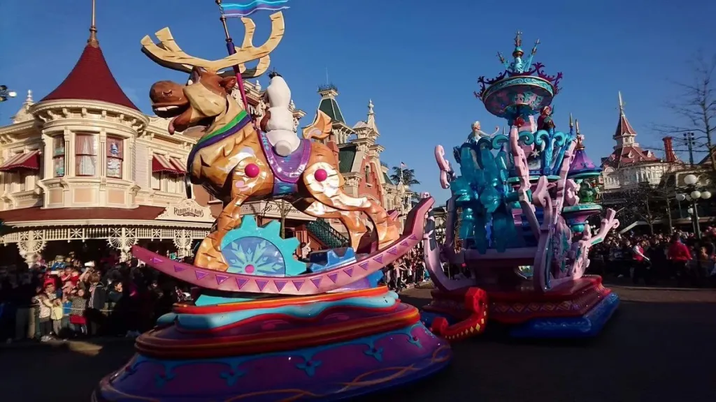 Платформа №8 - Холодное сердце Диснейленд Париж парад Disney Stars on Parade Платформа №8 - Холодное сердце