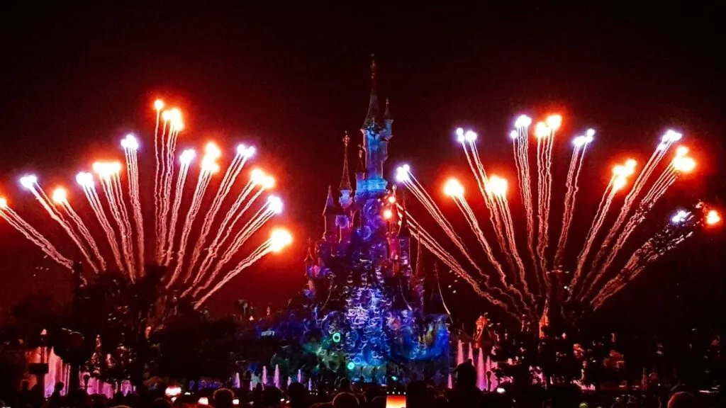 4-й сюжет - В поисках Немо Диснейленд Париж шоу Disney Illuminations 4-й сюжет - в поисках Немо