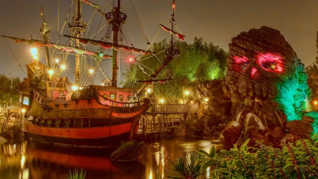 Ночные краски Острова приключений Диснейленд Париж Аттракцион Adventure Isle Ночные краски Острова приключений
