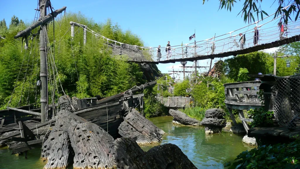 30-ти метровый подвесной мост Диснейленд Париж Аттракцион Adventure Isle 30-ти метровый подвесной мост