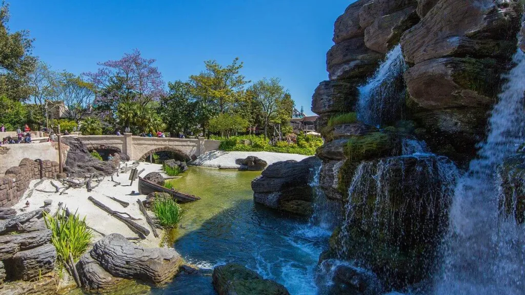Вход в пещеру Бен Ганна Диснейленд Париж Аттракцион Adventure Isle Вход в пещеру Бен Ганна