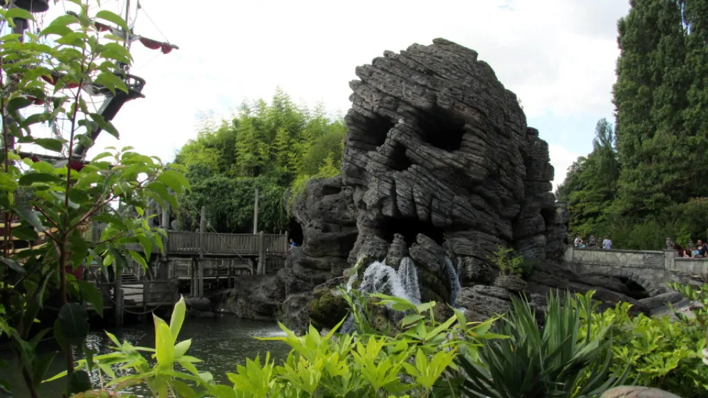 Ужасный лик Скалы Черепа Диснейленд Париж Аттракцион Adventure Isle Ужасный лик Скалы Черепа