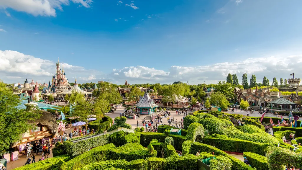 Внешний вид лабиринта Алисы Диснейленд Париж Аттракцион Alice’s Curious Labyrinth Внешний вид лабиринта Алисы