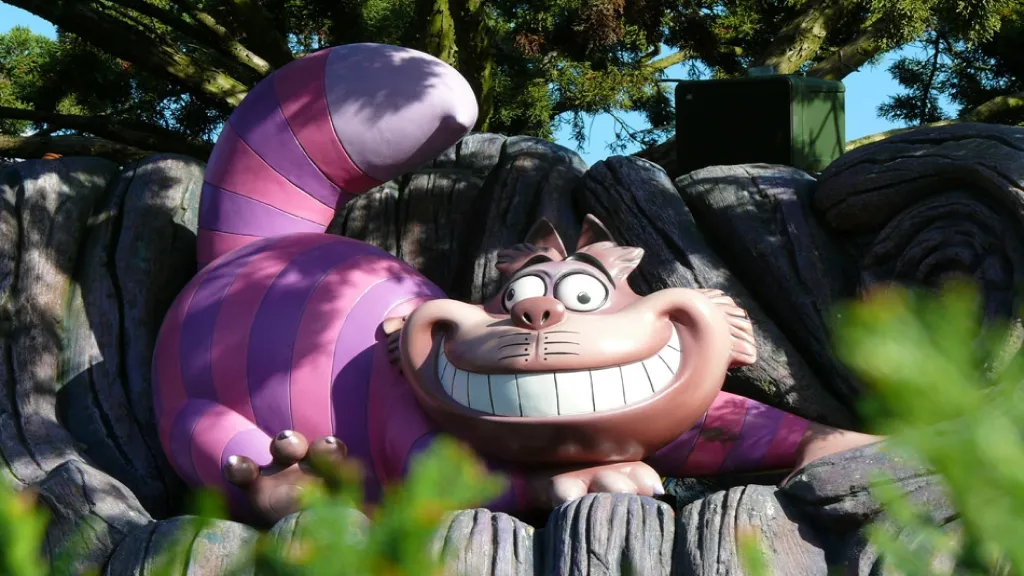 Улыбающийся Чеширский кот Диснейленд Париж Аттракцион Alice’s Curious Labyrinth Улыбающийся Чеширский кот