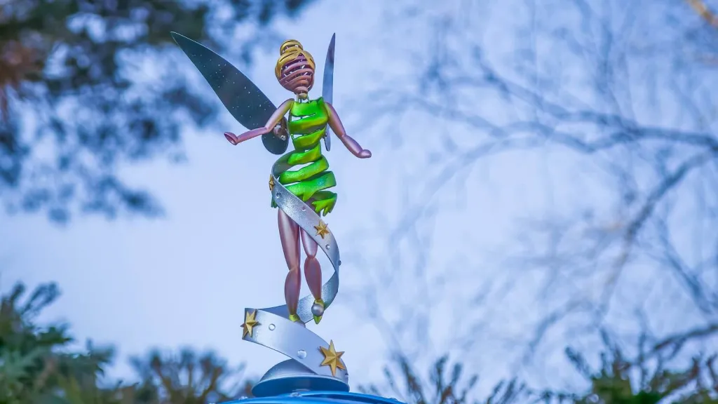Фея Tinkerbell (Динь-Динь) из Питер Пэн Диснейленд Париж Аттракцион Gardens of Wonder Фея Tinkerbell (Динь-Динь) из Питер Пэн