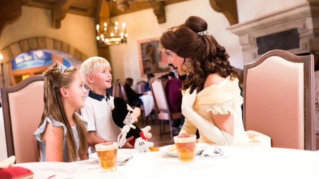 Прекрасная Бель в Auberge de Cendrillon Диснейленд Париж Прекрасная Бель в Auberge de Cendrillon