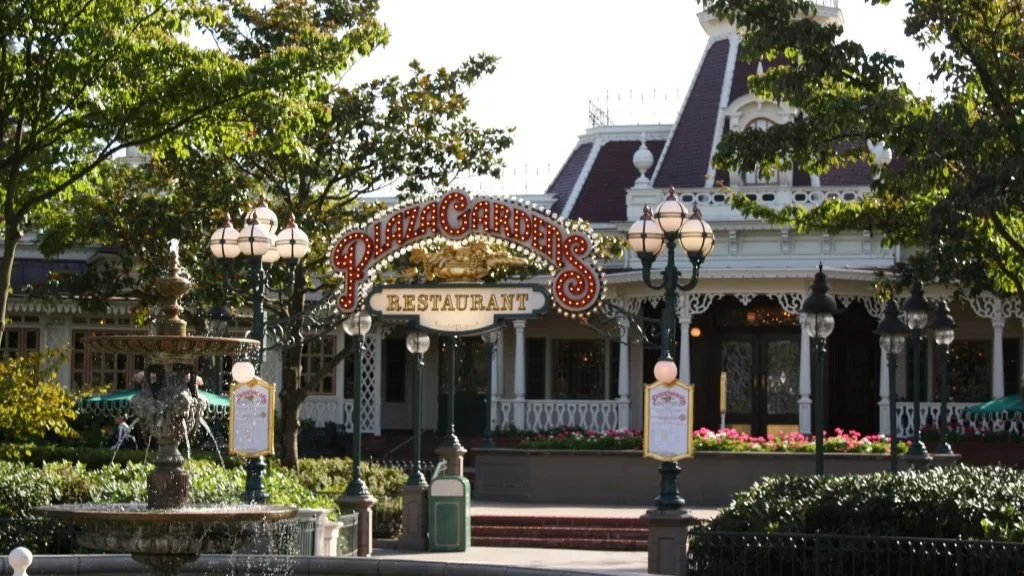 Вход в ресторан Plaza Gardens Диснейленд Париж Вход в ресторан Plaza Gardens