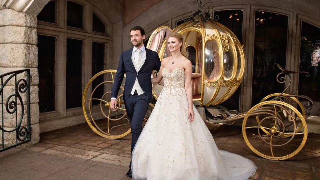 Молодожены и карета в Auberge de Cendrillon Диснейленд Париж Молодожены и карета в Auberge de Cendrillon