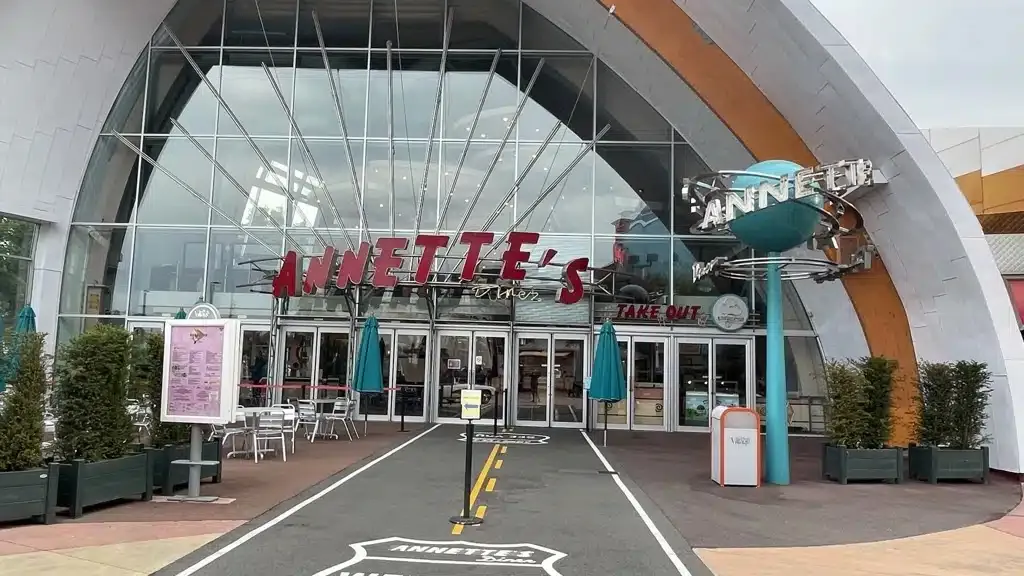 Вход в ресторан Annette’s Diner Диснейленд Париж Вход в ресторан Annette’s Diner