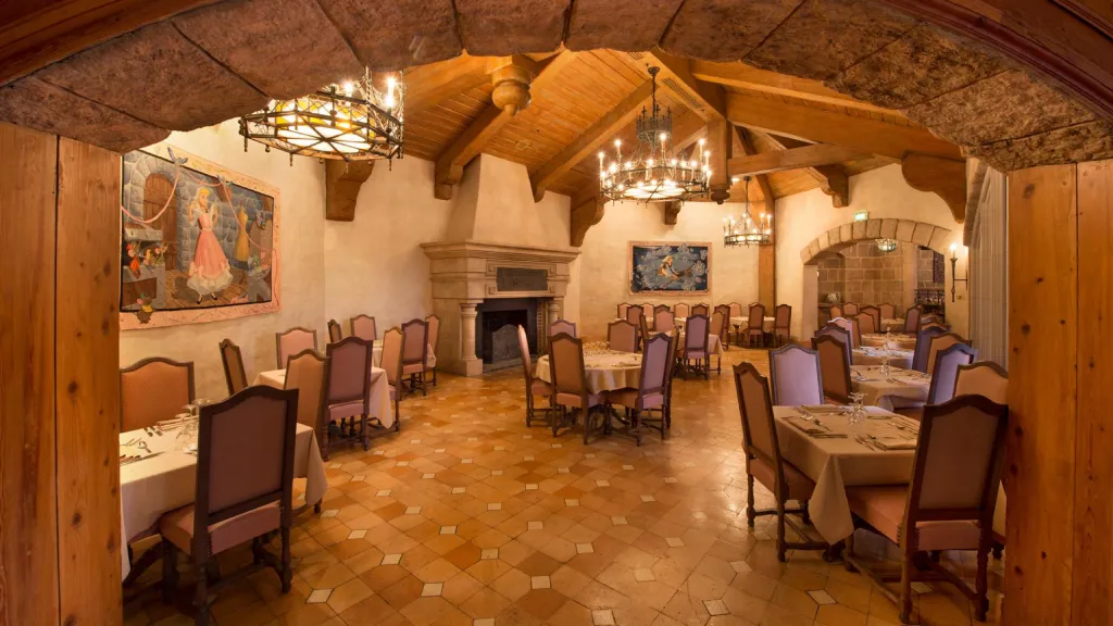 Интерьер ресторана Auberge de Cendrillon Диснейленд Париж Интерьер ресторана Auberge de Cendrillon
