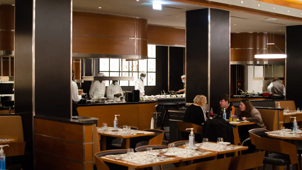 Шведский стол в Downtown Restaurant Диснейленд Париж Шведский стол в Downtown Restaurant