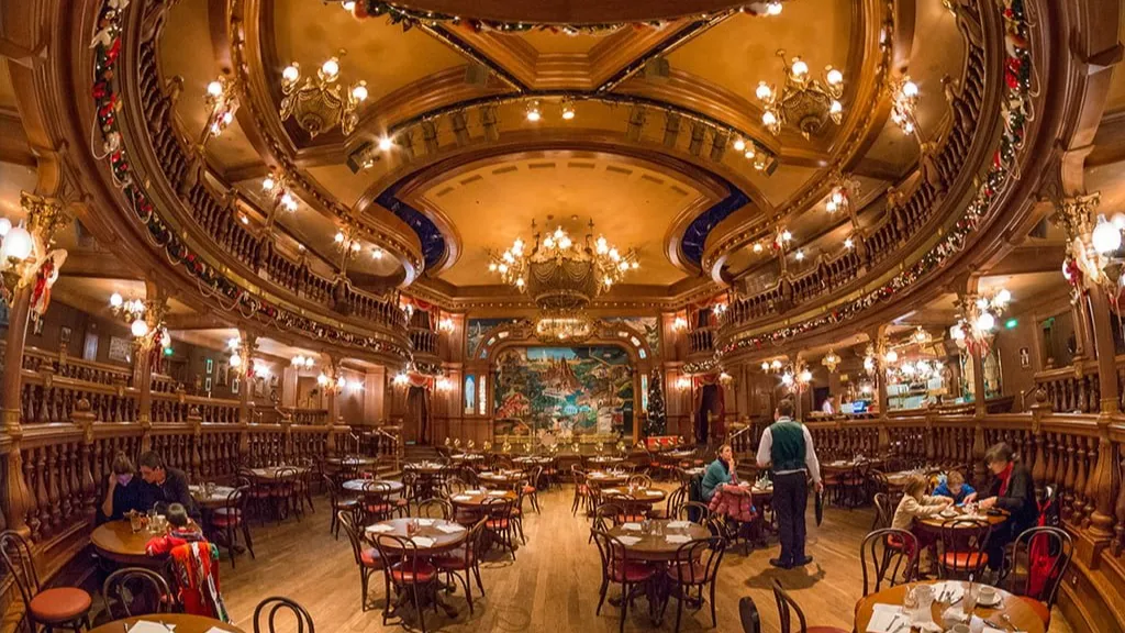 Диснейленд Париж Интерьер ресторана The Lucky Nugget Saloon