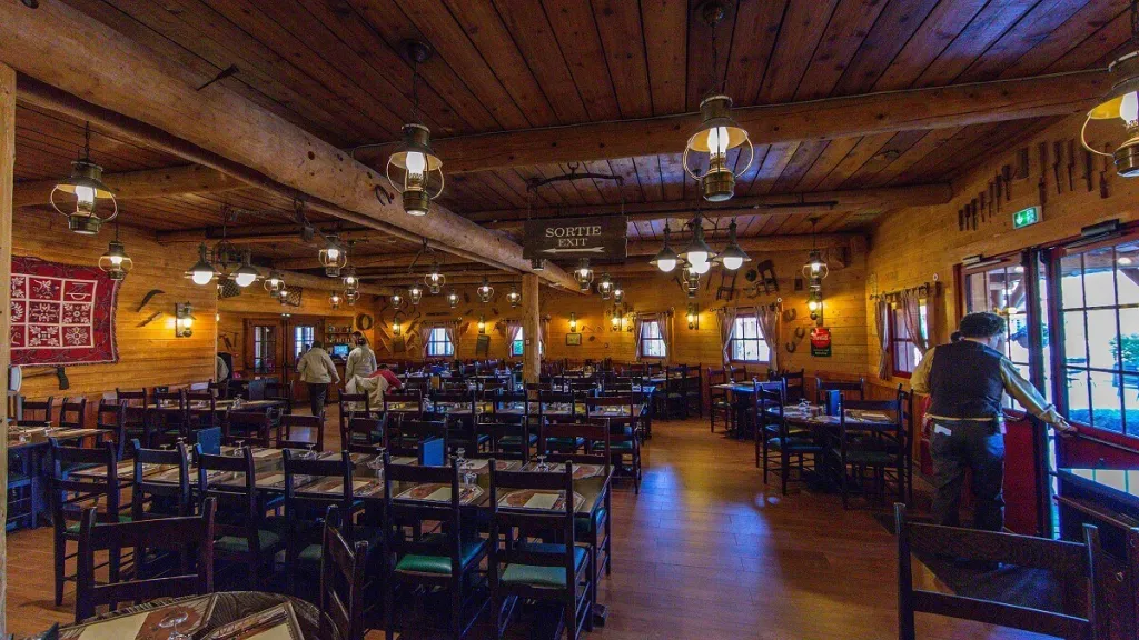 Интерьер ресторана Crockett’s Tavern Диснейленд Париж Интерьер ресторана Crockett’s Tavern
