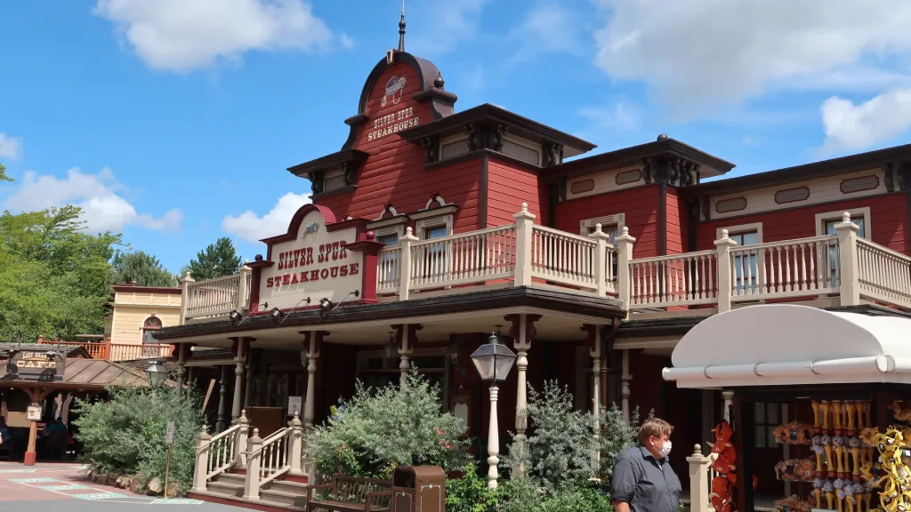 Вход в ресторан Silver Spur Steakhouse Диснейленд Париж Вход в ресторан Silver Spur Steakhouse