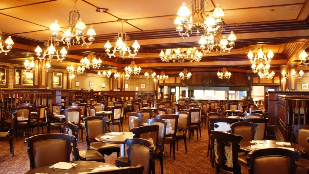 Интерьер ресторана Silver Spur Steakhouse Диснейленд Париж Интерьер ресторана Silver Spur Steakhouse