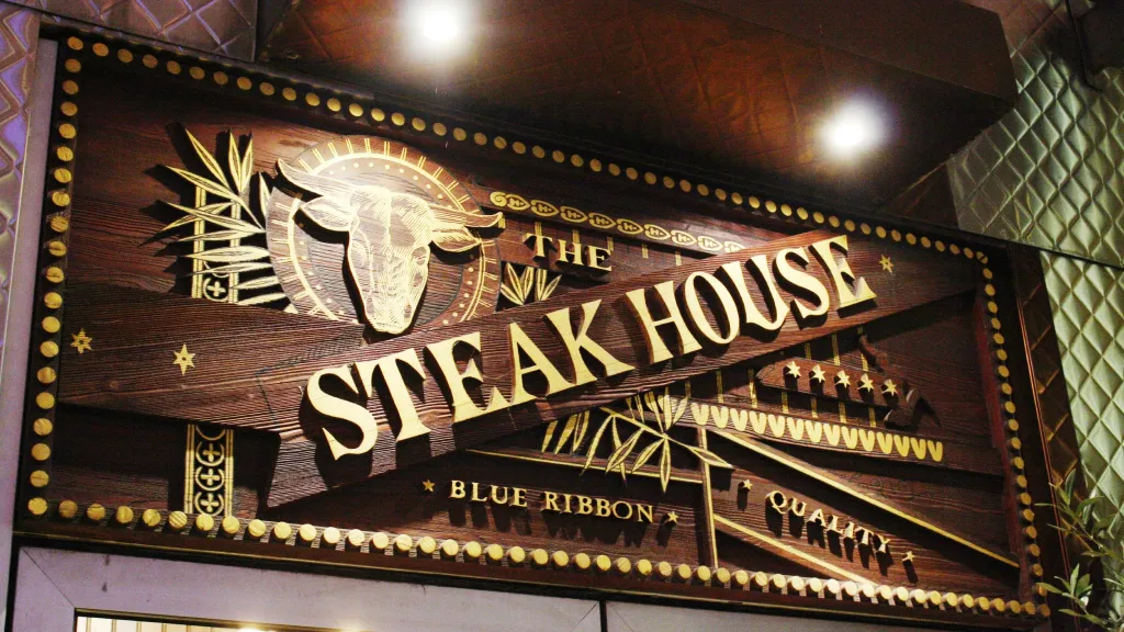 Вывеска ресторана The Steakhouse Диснейленд Париж Вывеска ресторана The Steakhouse