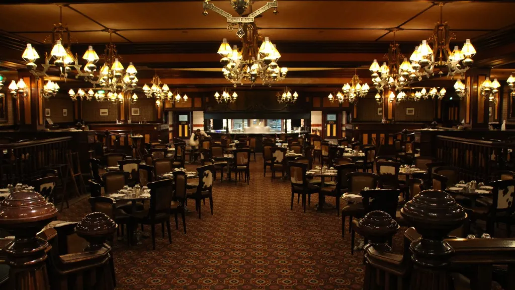 Интерьер ресторана The Steakhouse Диснейленд Париж Интерьер ресторана The Steakhouse
