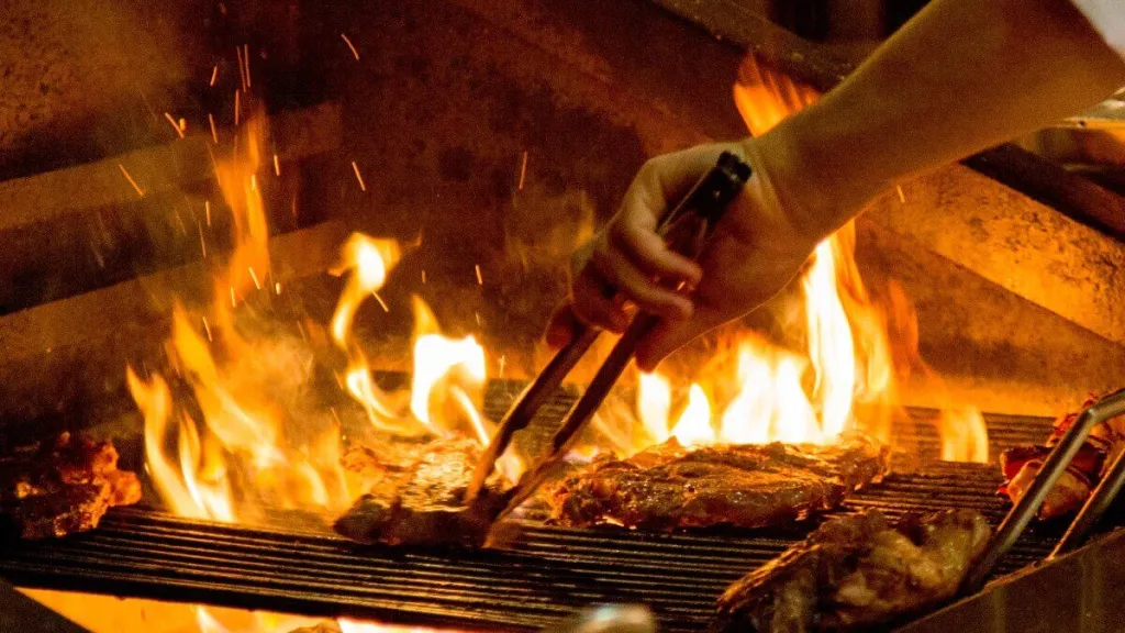 Огненное шоу в ресторане The Steakhouse Диснейленд Париж Огненное шоу в ресторане The Steakhouse