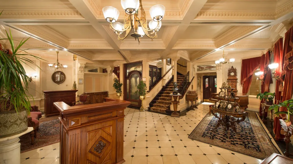 Диснейленд Париж Холл в Walt’s – an American restaurant