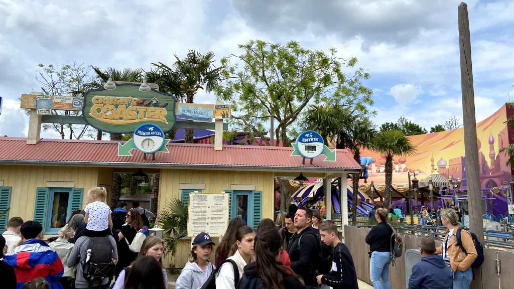 Очереди перед Crush's Coaster Диснейленд Париж Очереди перед Crush's Coaster