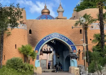 Диснейленд Париж Adventureland • Страна приключений в Диснейленд Париж • Описание Страны приключений (Adventureland) в парижском Диснейленде.
