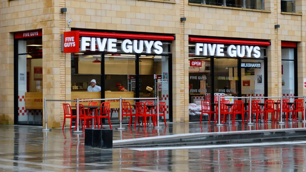 Вход в бургер-ресторан Five Guys Диснейленд Париж Вход в бургер-ресторан Five Guys