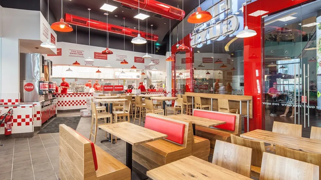 Интерьер в ресторане Five Guys Five Guys Диснейленд Париж Интерьер в ресторане Five Guys Five Guys