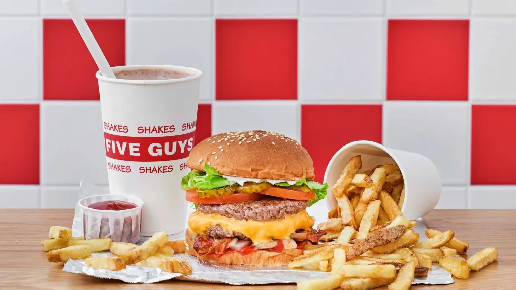 Американская кухня ресторана Five Guys Диснейленд Париж Американская кухня ресторана Five Guys
