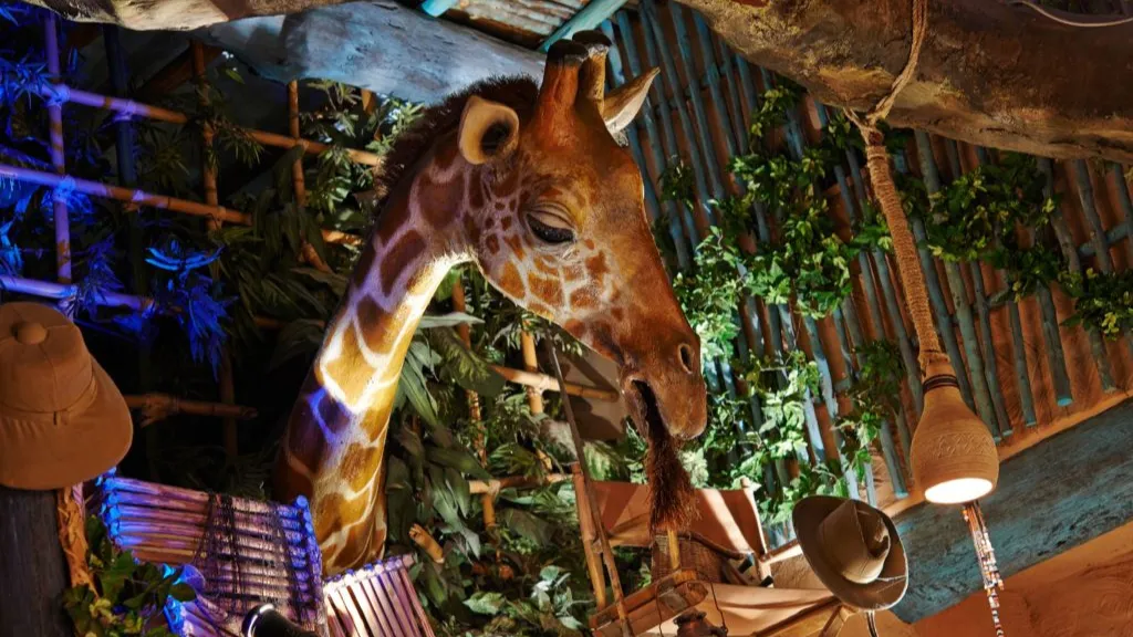 Жираф в ресторане Rainforest Café Диснейленд Париж Жираф в ресторане Rainforest Café