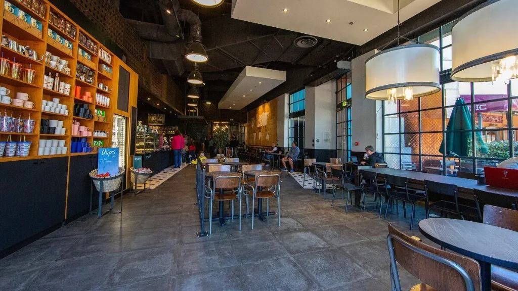 Интерьер в кафе Starbucks Coffee Диснейленд Париж Интерьер в кафе Starbucks Coffee