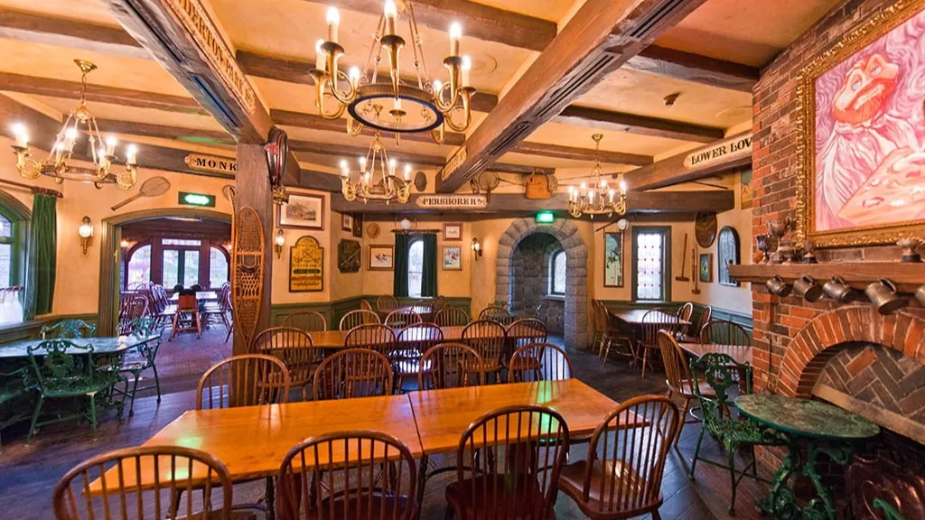 Интерьер в Toad Hall Restaurant Диснейленд Париж Интерьер в Toad Hall Restaurant