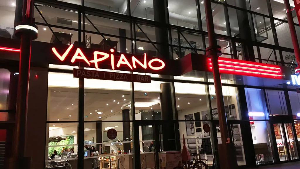 Вход в кафе Vapiano Диснейленд Париж Вход в кафе Vapiano