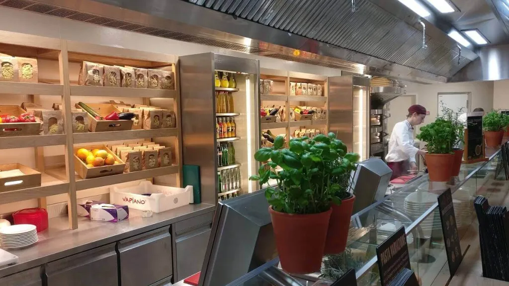 Открытая кухня в кафе Vapiano Диснейленд Париж Открытая кухня в кафе Vapiano