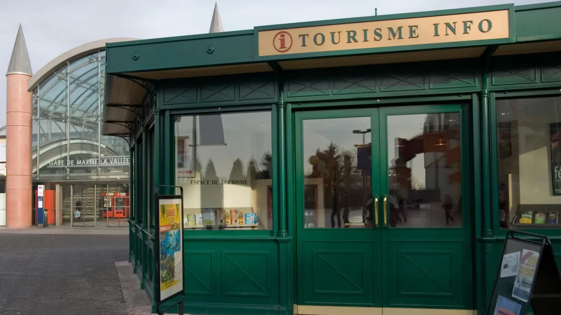 Диснейленд Париж информационный стенд • City Hall в парке Disneyland и Studio Services в парке Walt Disney Studios.