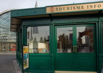 Диснейленд Париж информационный стенд • City Hall в парке Disneyland и Studio Services в парке Walt Disney Studios.