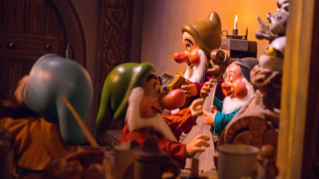 Веселые гномы играют на инструментах Диснейленд Париж Аттракцион Blanche-Neige et les Sept Nains Забавный хор гномов