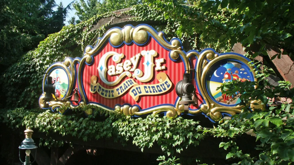 Название аттракциона Кейси Джуниор disneyland-paris-attraction-Casey-jr-le-petit-train-du-cirque-001
