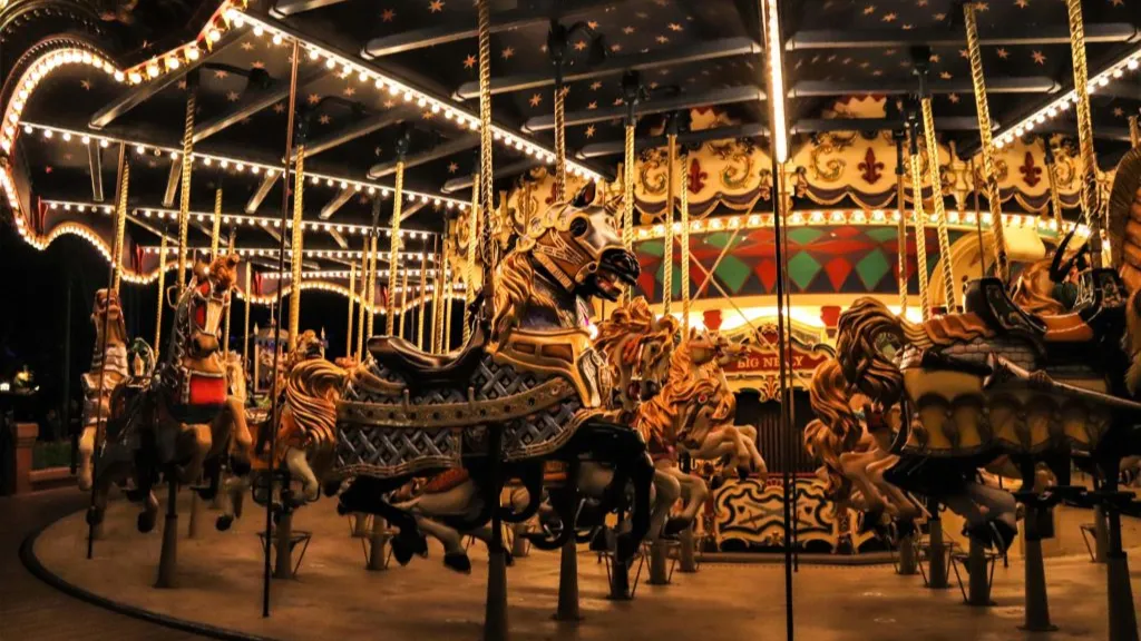 Волшебные цвета вечерней карусели disneyland-paris-attraction-Le-Carrouse- de-Lancelot-002