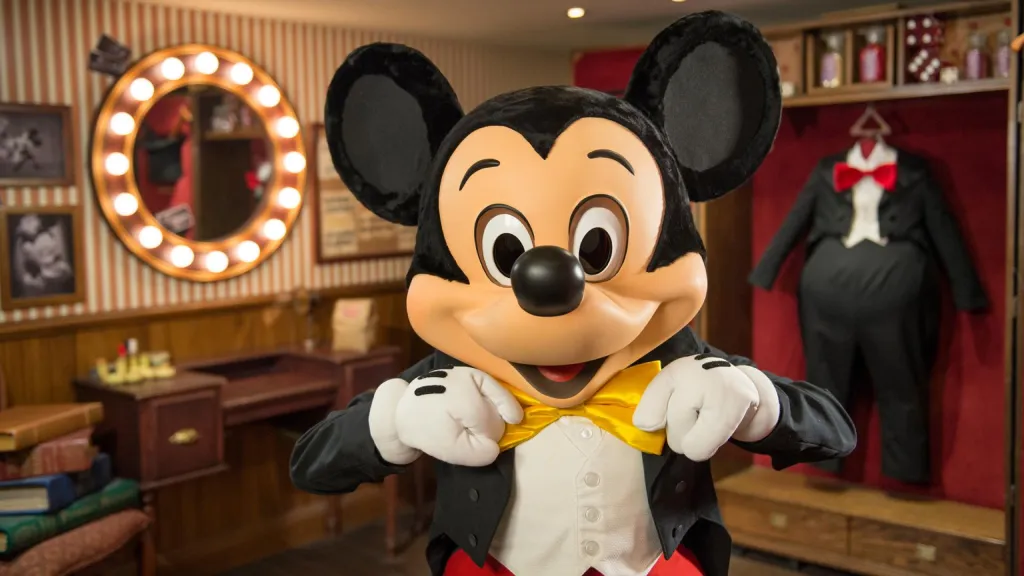Закулисье сцены и показ нарядов Диснейленд Париж Аттракцион Meet Mickey Mouse Закулисье сцены и показ нарядов