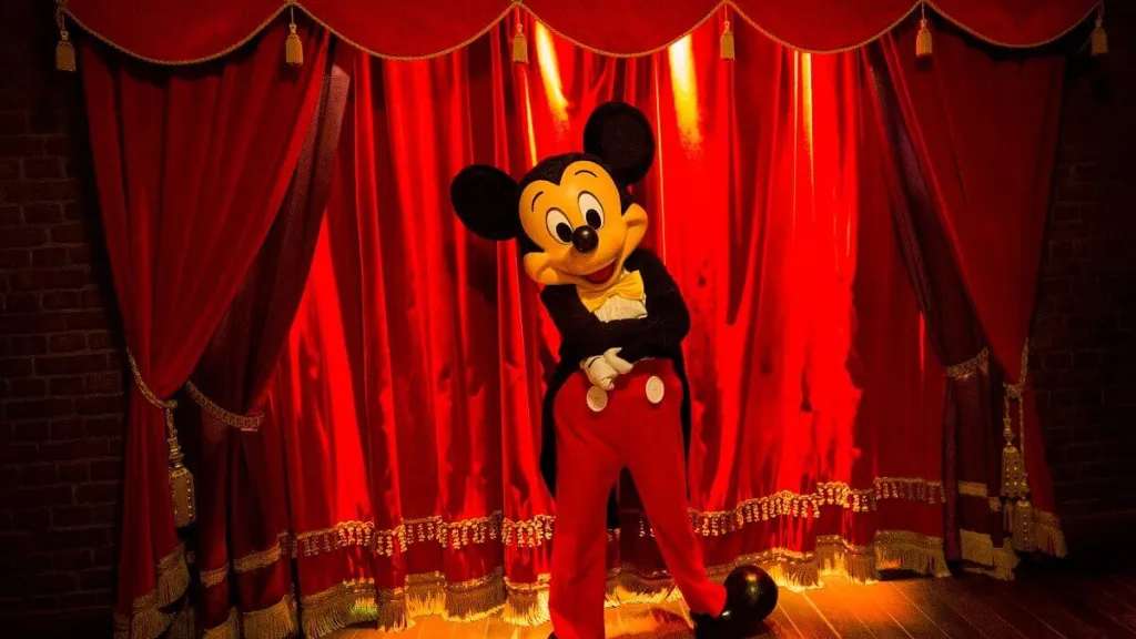 Выступление Микки Мауса на сцене Диснейленд Париж Аттракцион Meet Mickey Mouse Выступление Микки Мауса на сцене