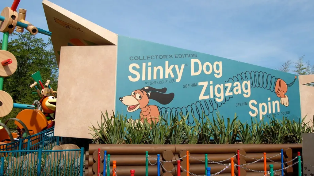 Создание собаки Слинки-пружинка Диснейленд Париж Аттракцион Slinky Dog Zigzag Spin Создание Слинки Дога