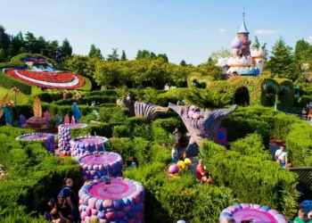 Диснейленд Париж аттракцион Alice's Curious Labyrinth