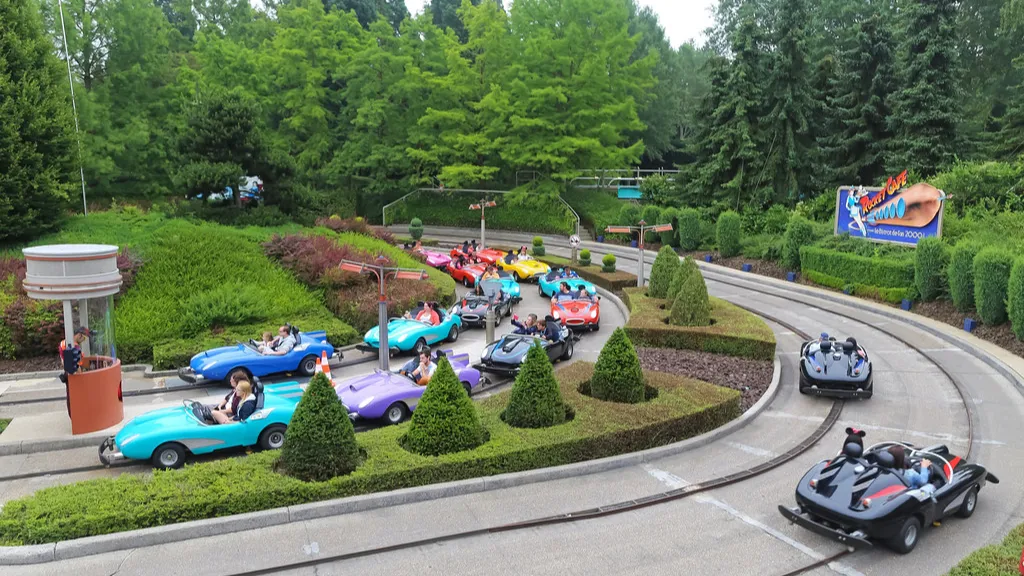 Скорость движения не более 16 км/час disneyland-paris-attraction-autopia-002