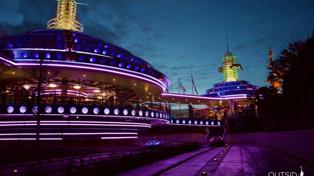 Чудесное вечернее освещение Аутопии disneyland-paris-attraction-autopia-006