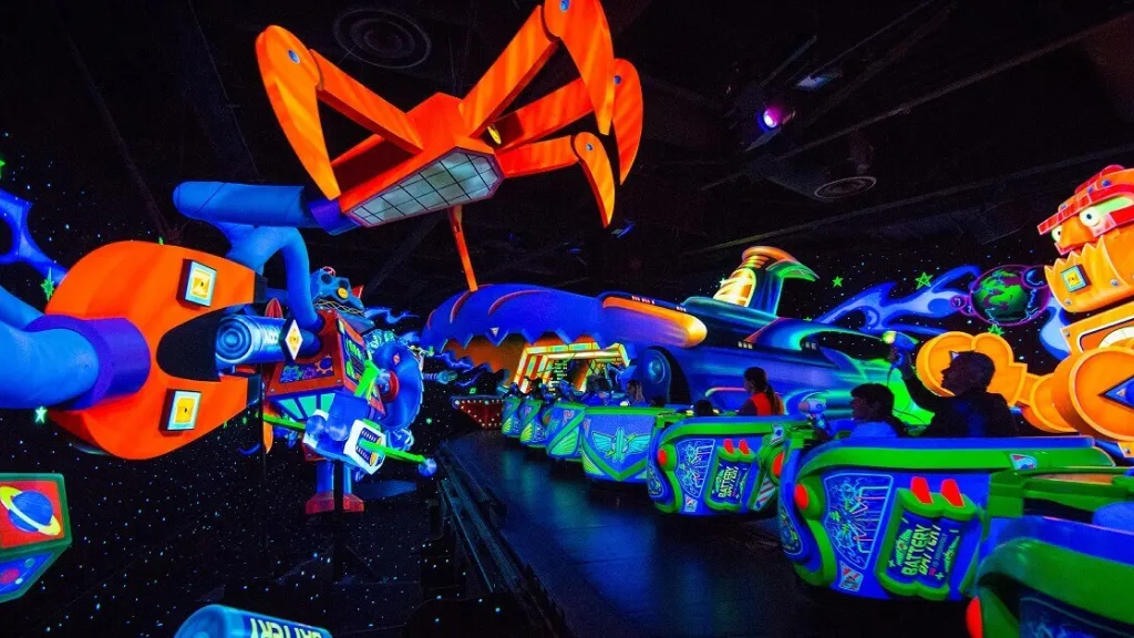 Крейсер на подходе к логову империи Зла Диснейленд Париж Аттракцион Buzz Lightyear Laser Blast Логово империя Зла