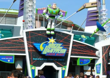 Диснейленд Париж аттракцион Buzz Lightyear Laser Blast